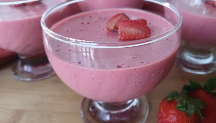 Mousse de morango com gelatina no liquidificador