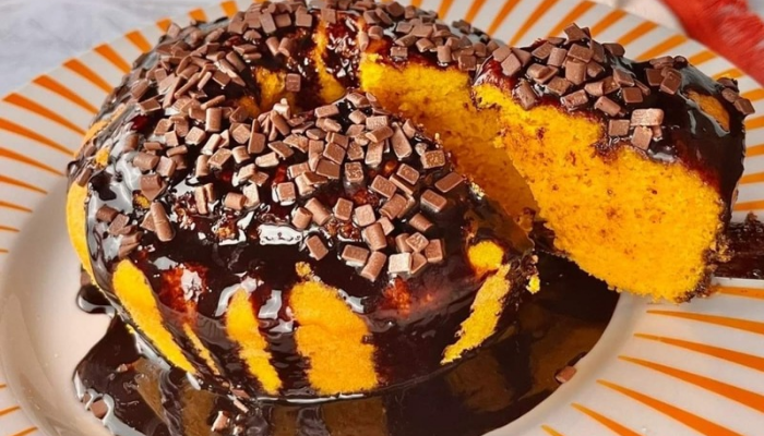 Bolo de Cenoura e Pedacinhos de Chocolate na Cobertura