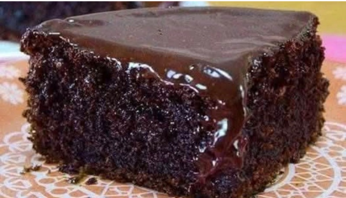 Bolo de Chocolate Coberto com Calda de Chocolate